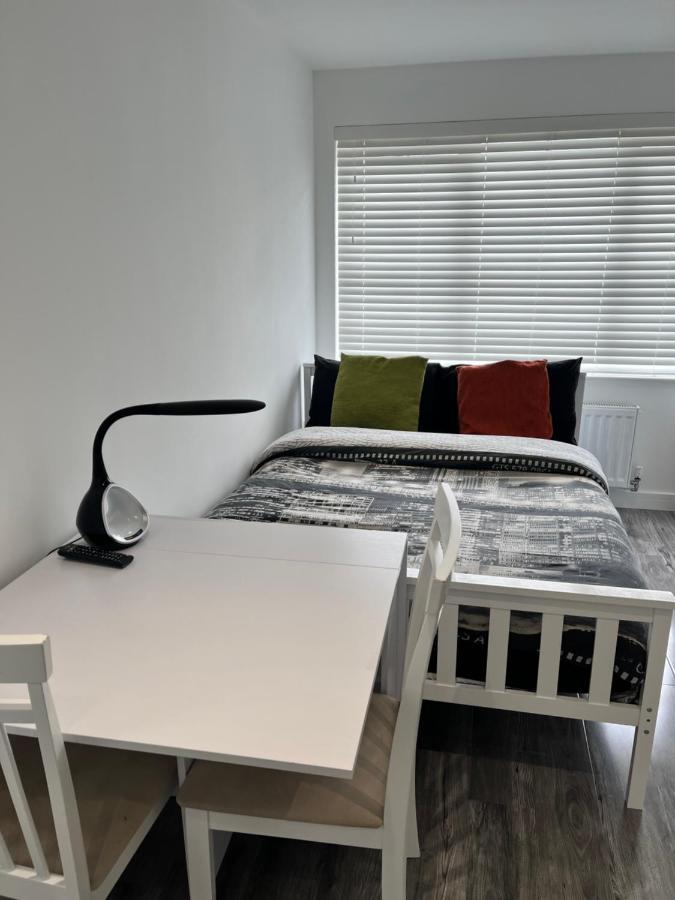 Modern Comfy One Bed Apartment - Free Parking 글라스고 외부 사진